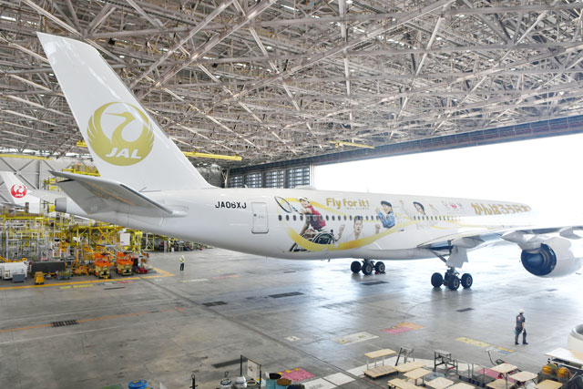 金の鶴丸ロゴA350、コンテナも金色 写真特集・みんなのJAL2020ジェット