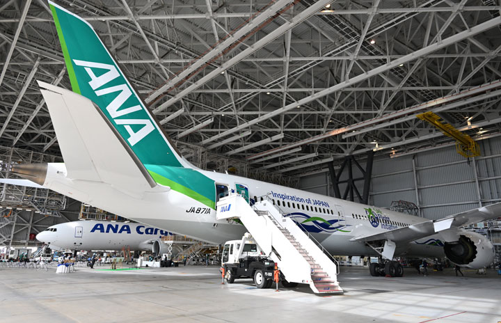 ANA、緑の787「グリーンジェット」お披露目 サステナビリティを機内外