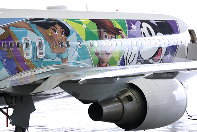 JAL、ディズニー設立100周年のデカール機公開