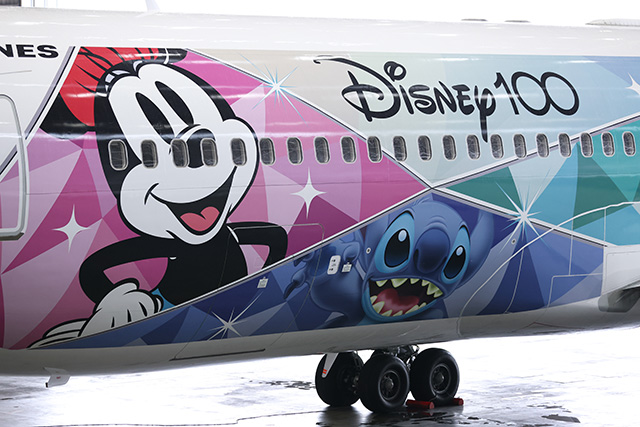 JAL、ディズニー設立100周年のデカール機公開
