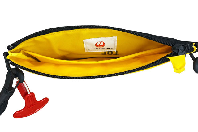 JAL、廃棄ライフベストで作ったサコッシュ