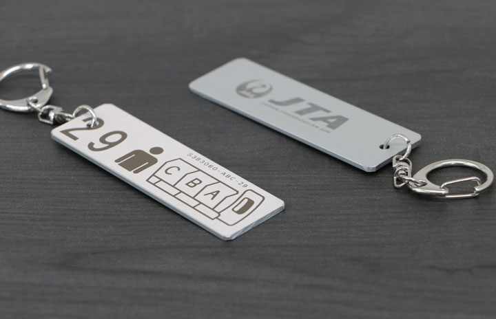 JTA、整備士特製の座席番号キーホルダー 廃材からアップサイクル