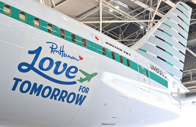 ZIPAIR、ロンハーマンとコラボ 初の特別塗装機は新造機JA850J