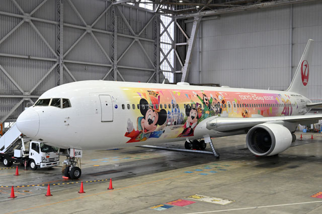 東京ディズニー開園40周年祝う767 写真特集・JAL Colorful Dreams Express