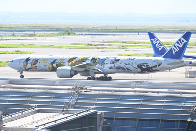 ANA、ポケモン「イーブイジェット」1日遅れで就航 個室ビジネスの777-300ER