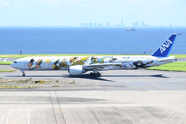 ANA、ポケモン「イーブイジェット」1日遅れで就航 個室ビジネスの777-300ER