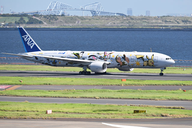 ANA、ポケモン「イーブイジェット」1日遅れで就航 個室ビジネスの777-300ER