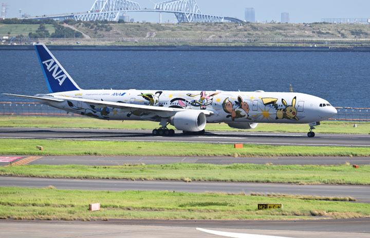 ANA、ポケモン「イーブイジェット」1日遅れで就航 個室ビジネスの777-300ER