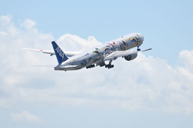 ANA、ポケモン「イーブイジェット」1日遅れで就航 個室ビジネスの777-300ER