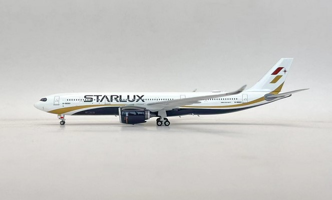 Phoenix-models 11927 Airbus A330-900neo Starlux B-58303