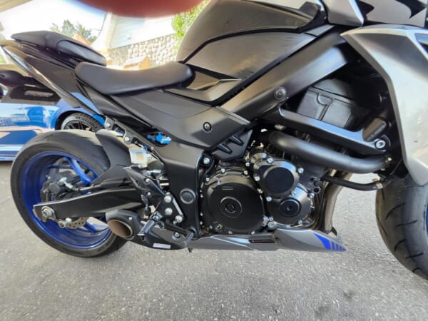 GSX750にMOTOGPのようなサイド出しマフラーでかっこよく！｜AxxL