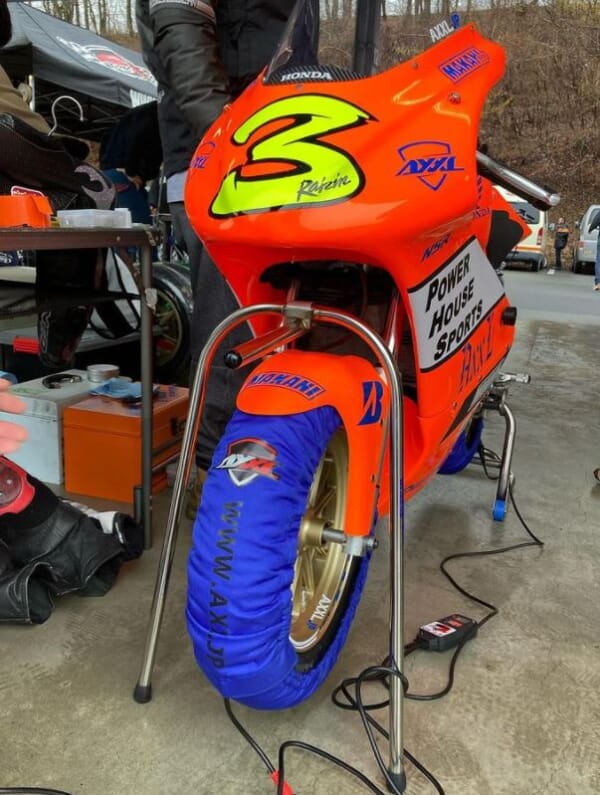 サーキットには必須 AXXL 12インチ 各色 タイヤウォーマー｜AxxL