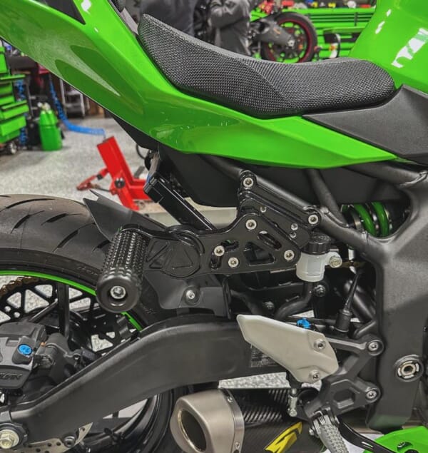 ZX4R 好きなポジションに設定できるアルミサブケージ｜AxxL