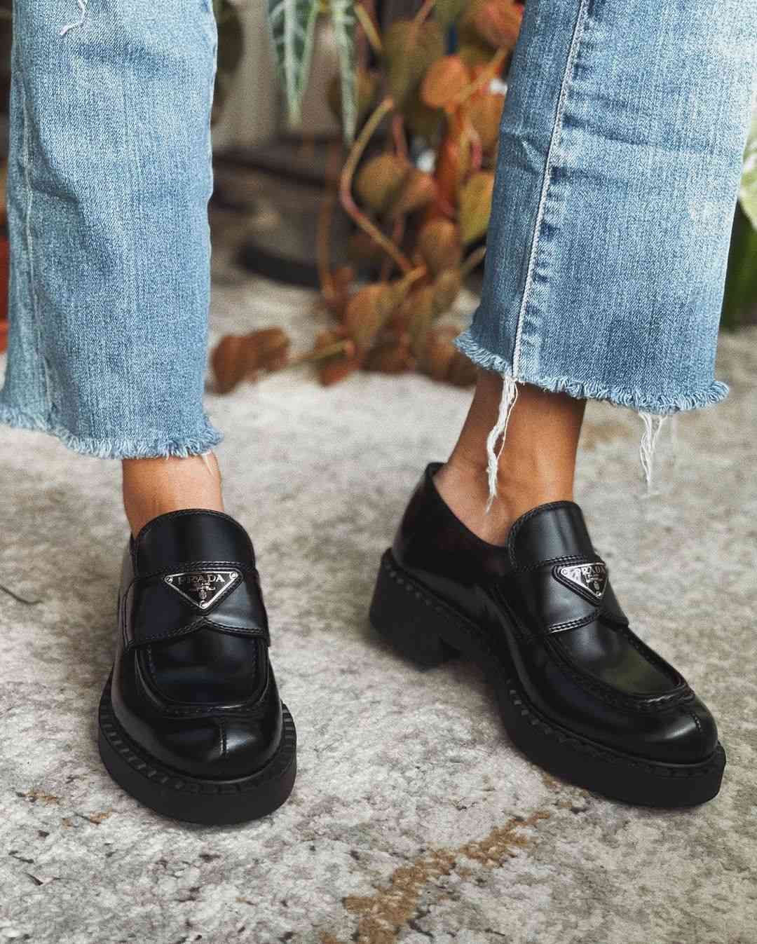 プラダモノリスブラッシュドレザーパテントレザーローファー37