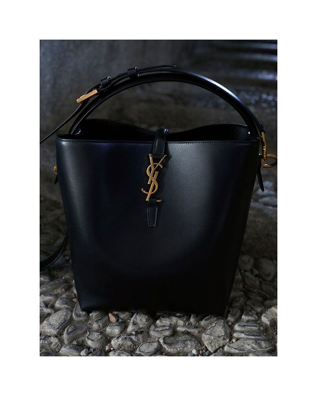 SAINT LAURENT（サンローラン）の「カサンドラ」、モード感たっぷりの