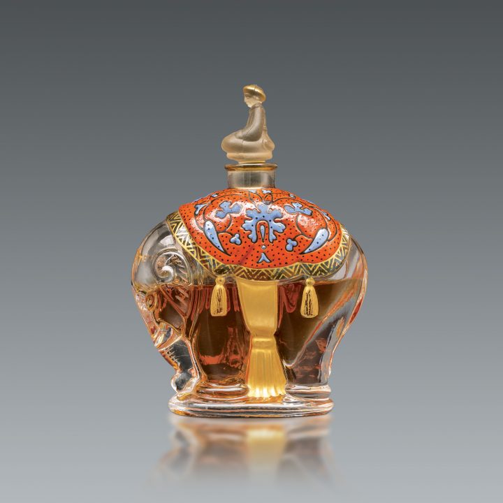 ヴィンテージ香水瓶と現代のタピスリー さまざまなデザイン」展が開催