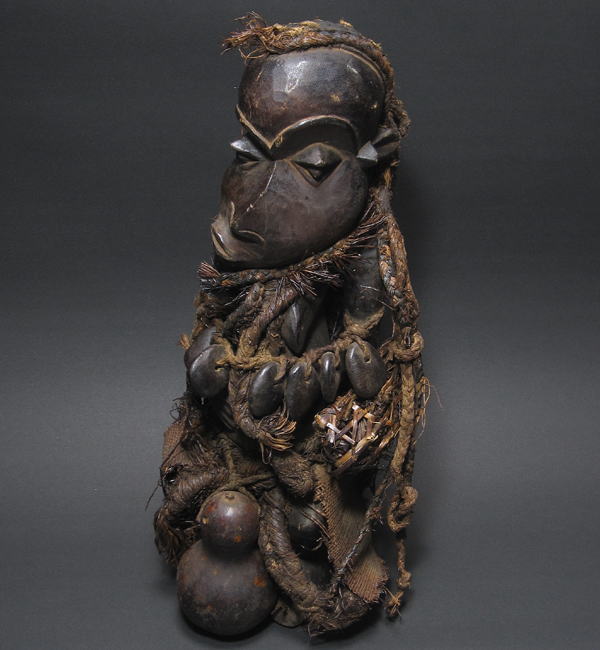 歪んだ顔と体の呪術像<アフリカの木彫り像：アフリカ雑貨アザライ