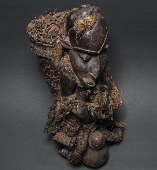 歪んだ顔と体の呪術像<アフリカの木彫り像：アフリカ雑貨アザライ