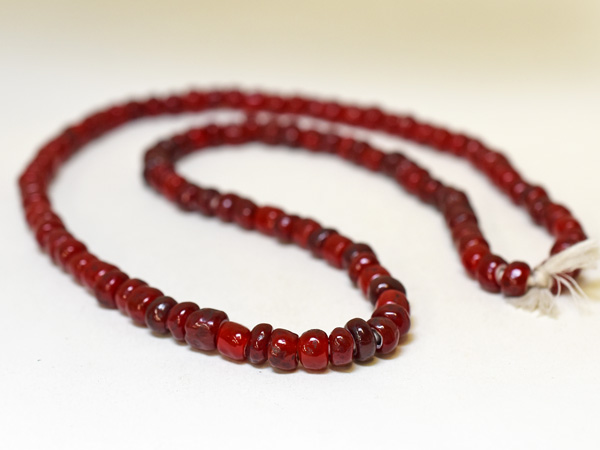 2406】ANTIQUEホワイトハーツ濃淡赤筒型大粒ビーズ一連1(Φ7.5mm