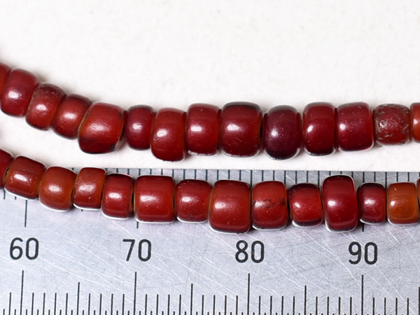 2512】ANTIQUEホワイトハーツ血赤&濃赤輪切型ミックス中粒ビーズ一連A1