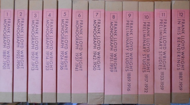 日本建築史基礎資料集成やル・コルビュジエ全作品集など建築書を出張に
