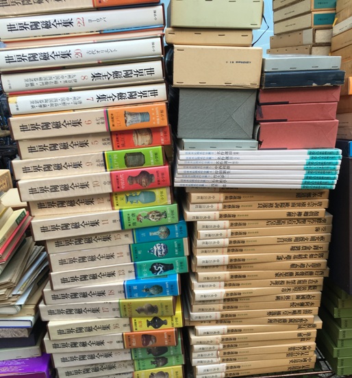 日本絵巻大成や世界陶磁全集など美術書を出張にて購入させて頂きました