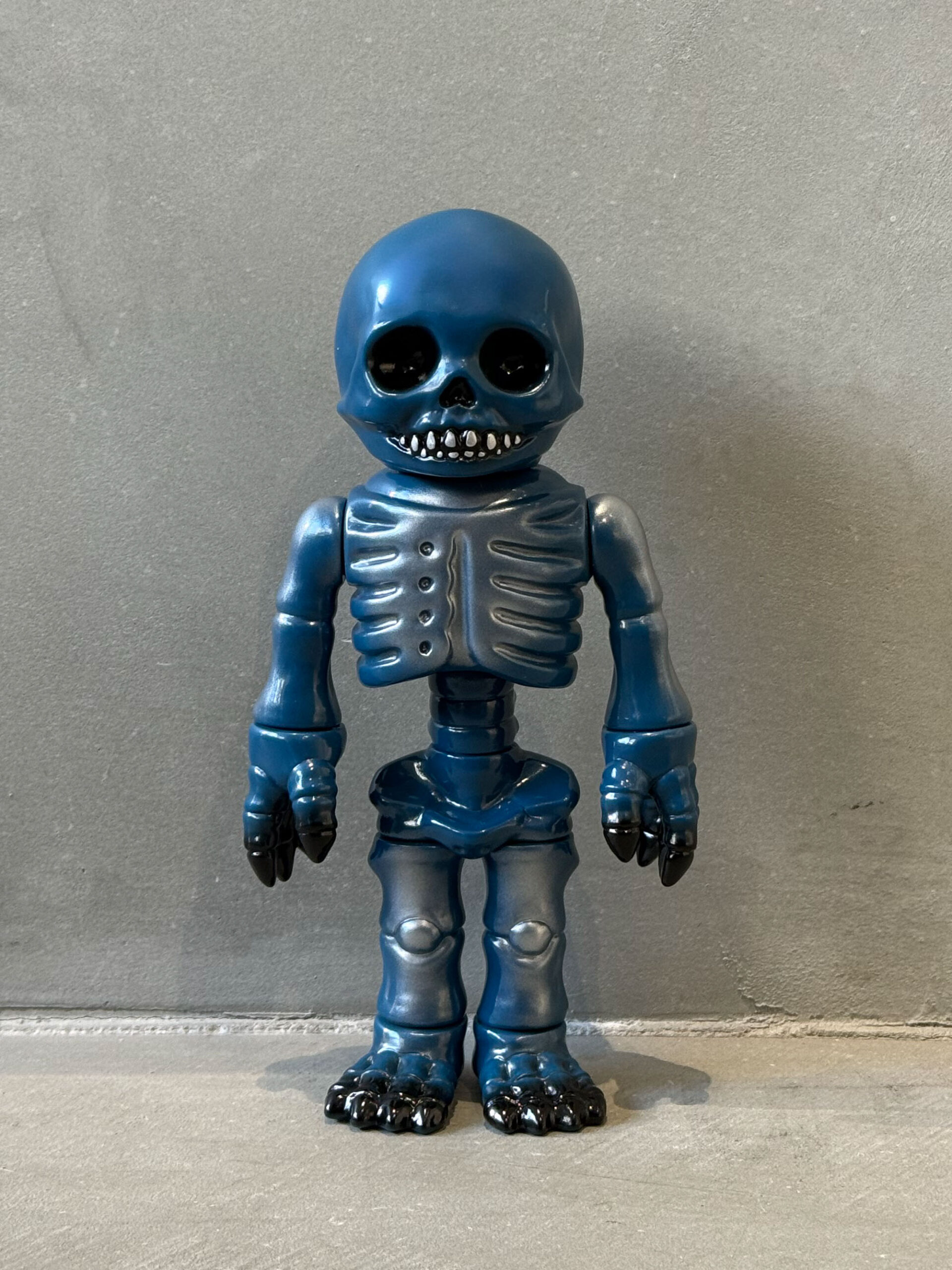 丸岡和吾 ソフビ作品「デススケ / DEATHSKELETON」新色販売のお知らせ