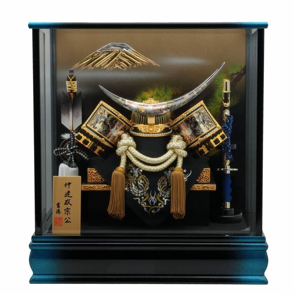 五月人形】兜飾り ケース飾り「伊達政宗 牡丹彫金青黒ぼかし」 (538734