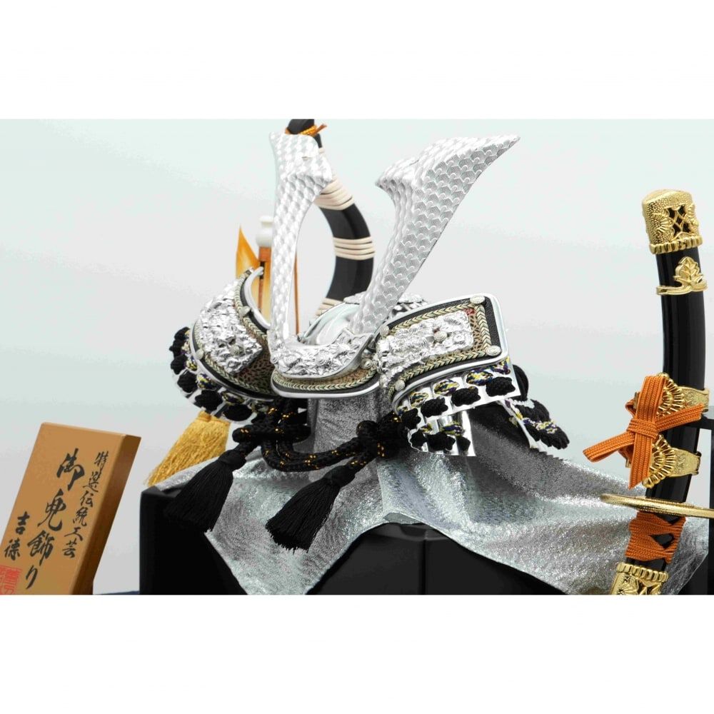 五月人形】兜飾り ケース飾り「銀色立体鍬形黒塗」 (538306)コンパクト