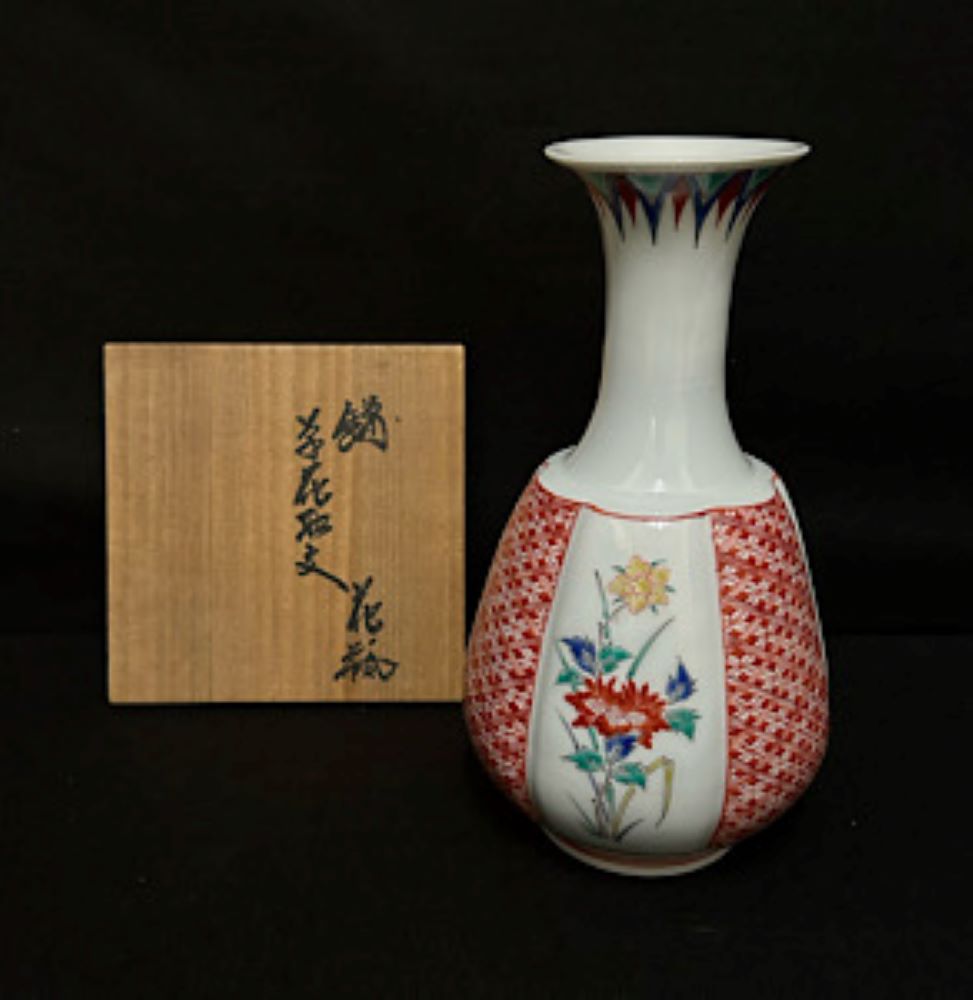 十三代酒井田柿右衛門「綿草花地文花瓶」 の買取実績｜長崎県長崎市 花