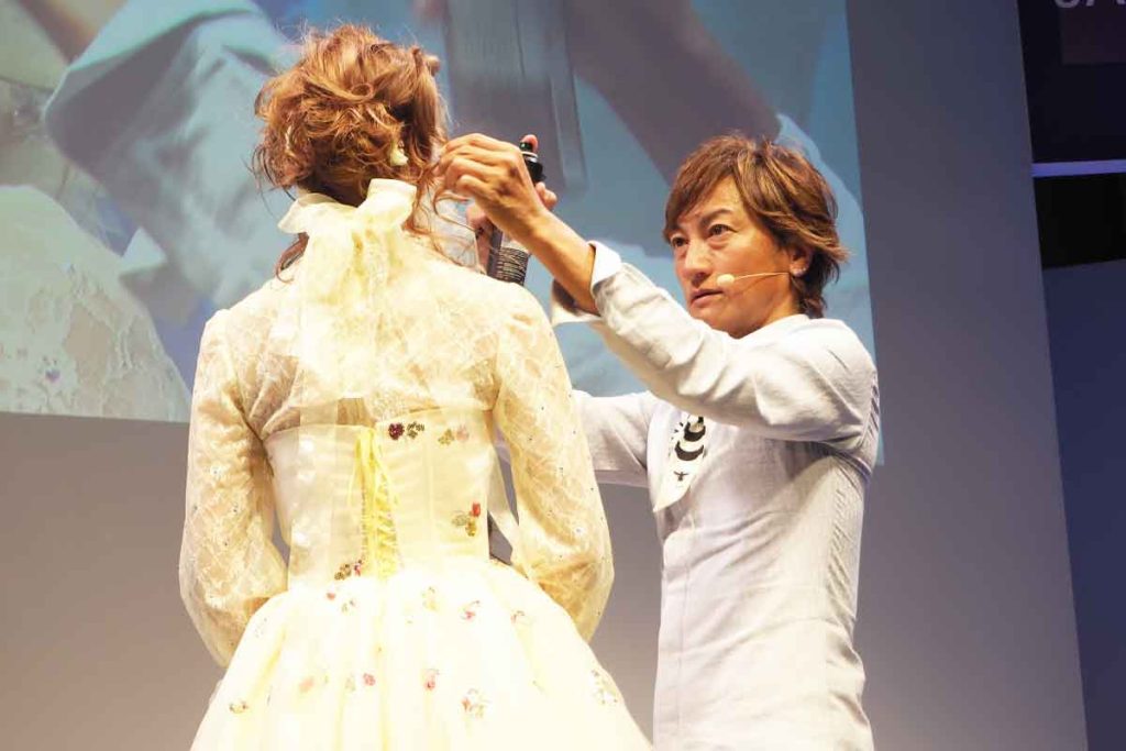 アップスタイルの早業で魅了！ 新井唯夫氏がヘアショー | ビュートピア