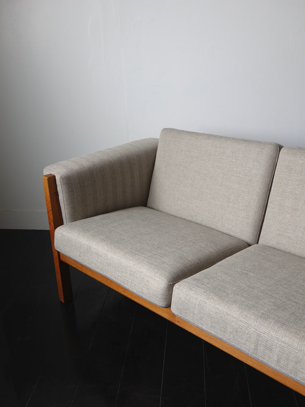 Bellbet | GE40 Sofa by Hans J. Wegner for GETAMA