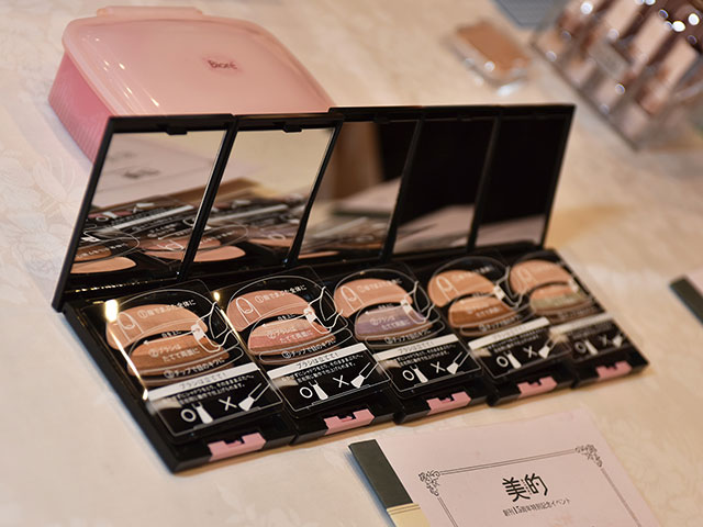 AUBE（オーブ）の「ブラシひと塗りシャドウ」で苦手なグラデーションを