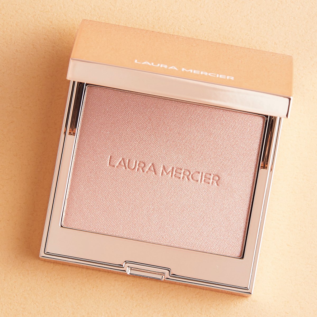 ハイライトにも大活躍！ローラメルシエの優秀パウダー【2選】 | 美的.com