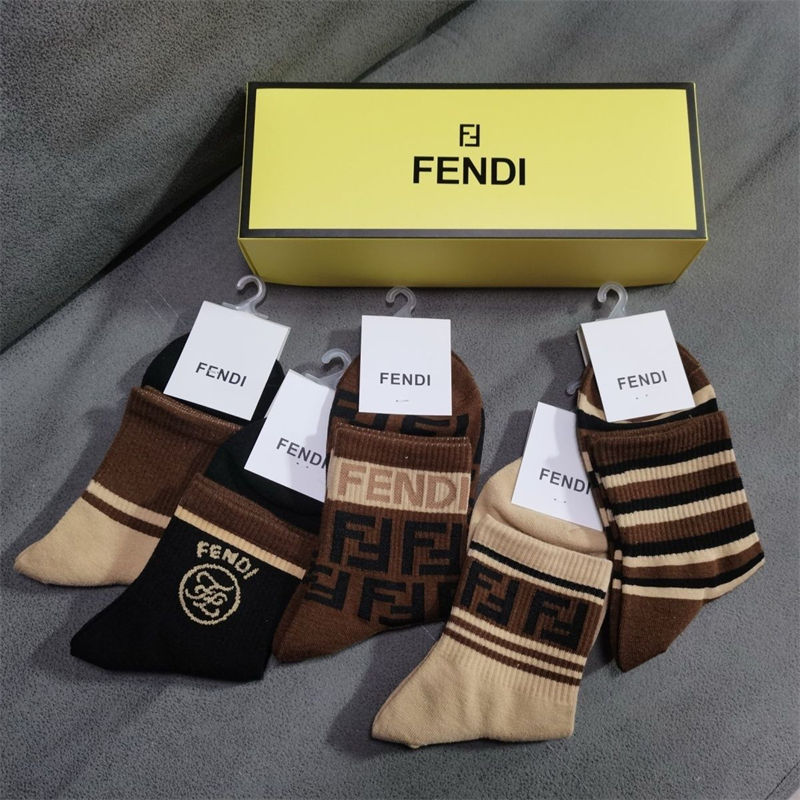Fendi フェンディレディース向け 靴下 かわいいブランドミドルソックス