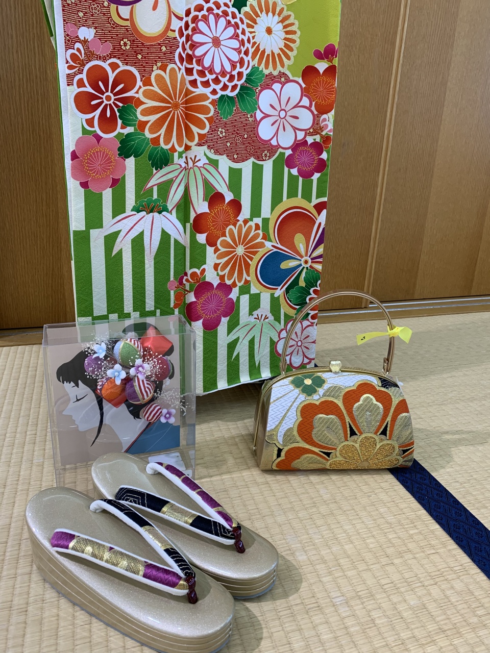 成人式振袖小物入荷しました♪草履バック・髪飾りでコーディネイトしま