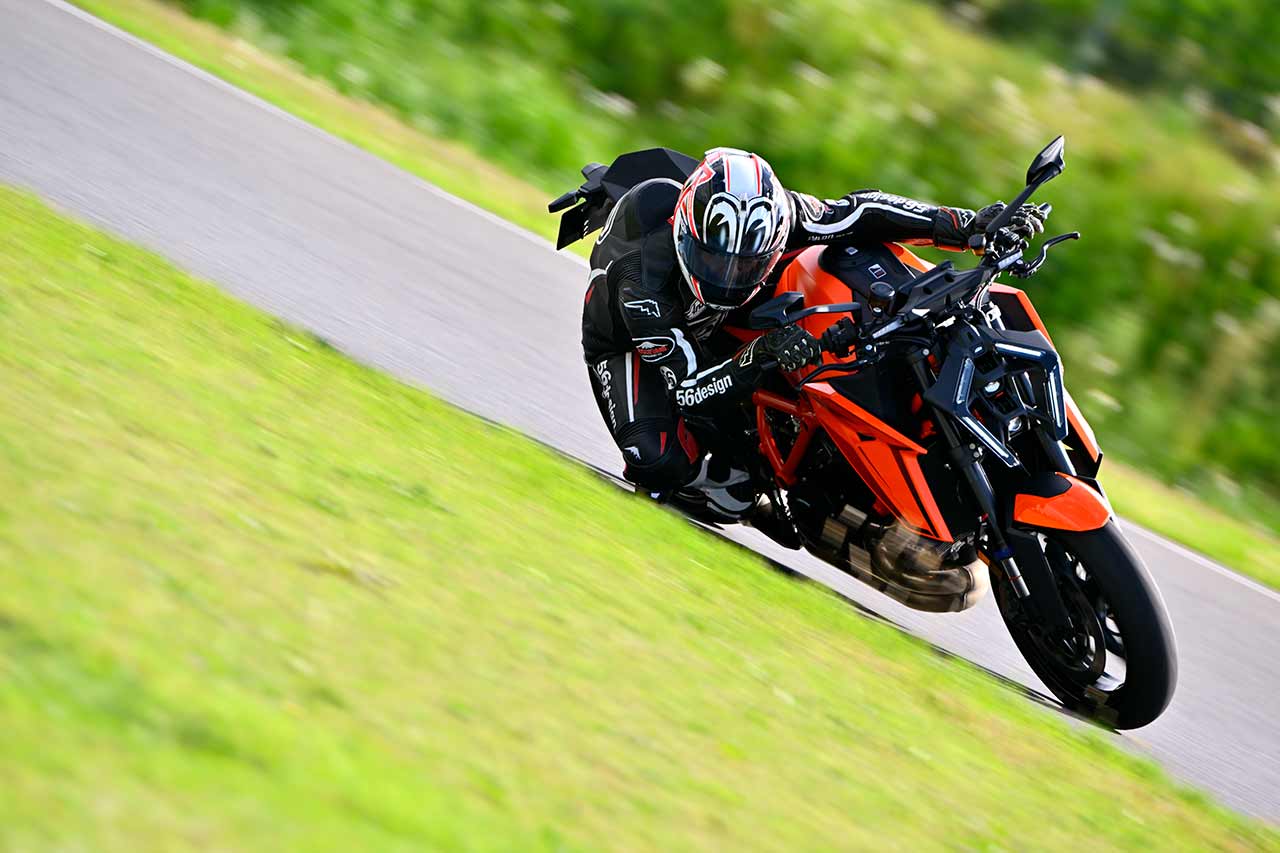 KTM 1390 SUPER DUKE R EVO】ハイパワー×電脳装備、制御できる