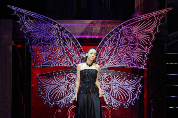 安室奈美恵 渋谷と新宿に巨大ステージセット登場【「namie amuro LIVE