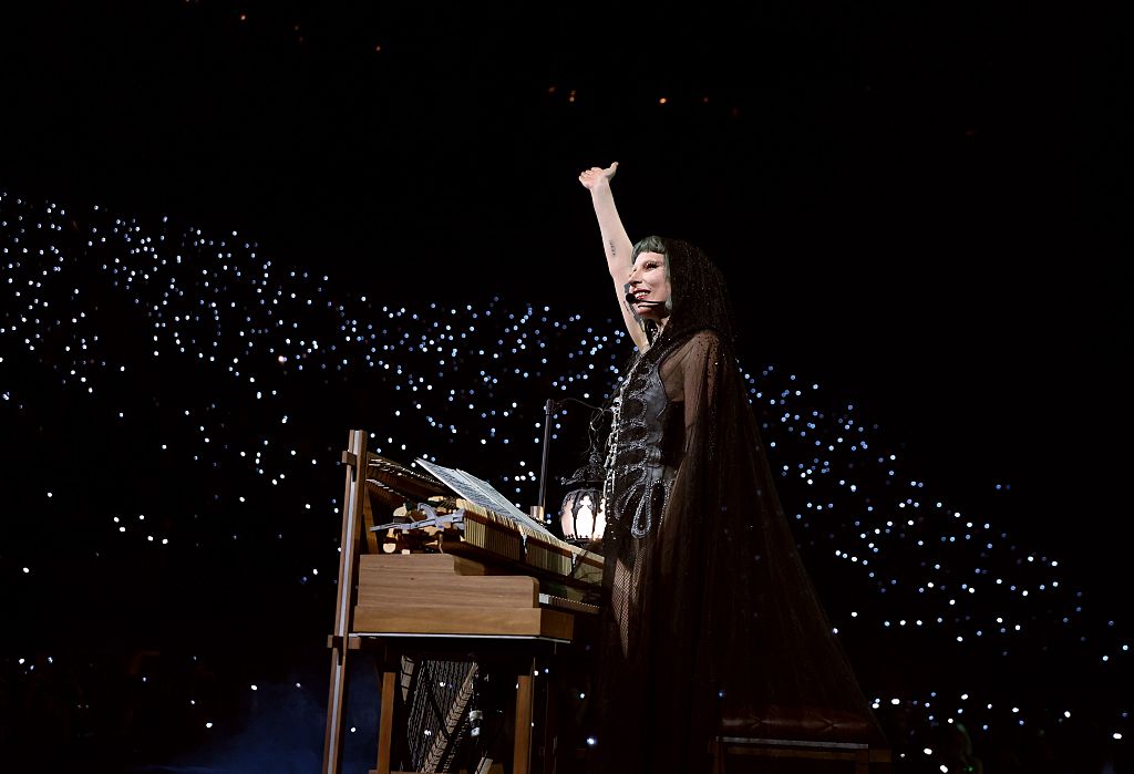 レディー・ガガ、米TVパフォーマンスで「Vanish Into You」を大胆に再