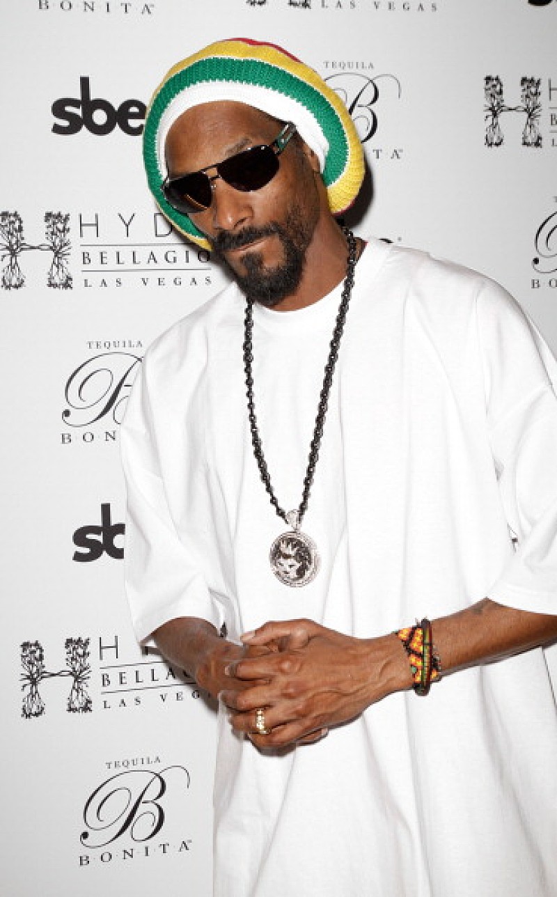 スヌープ・ドッグ、ホテルの一室での写真が物議を醸す | Daily News