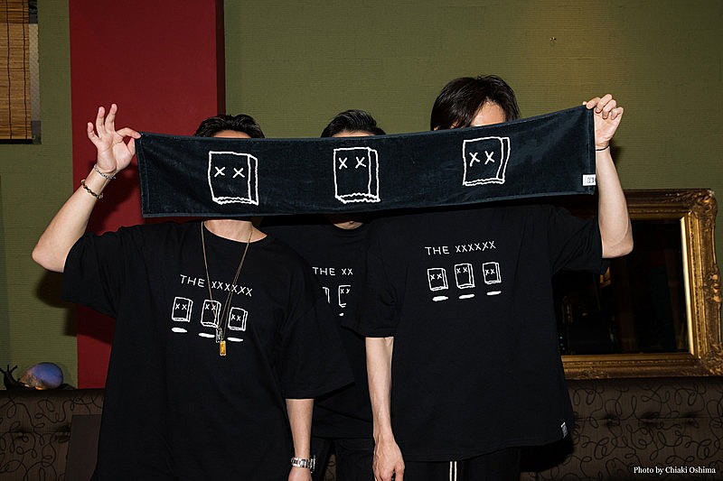 山田孝之/綾野剛/内田朝陽によるTHE XXXXXX、公式グッズ着用の愉快な