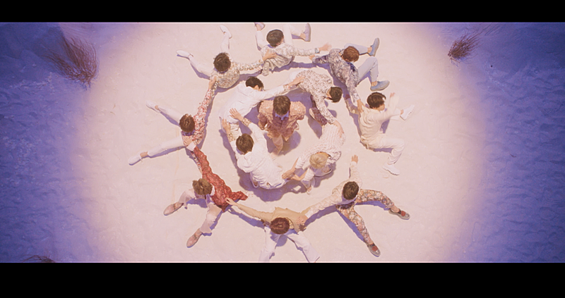 SEVENTEEN、華麗に舞う「舞い落ちる花びら (Fallin' Flower)」MVを公開