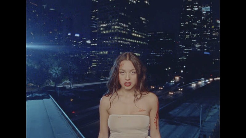 オリヴィア・ロドリゴ、血を流しながらパフォーマンスする「Vampire