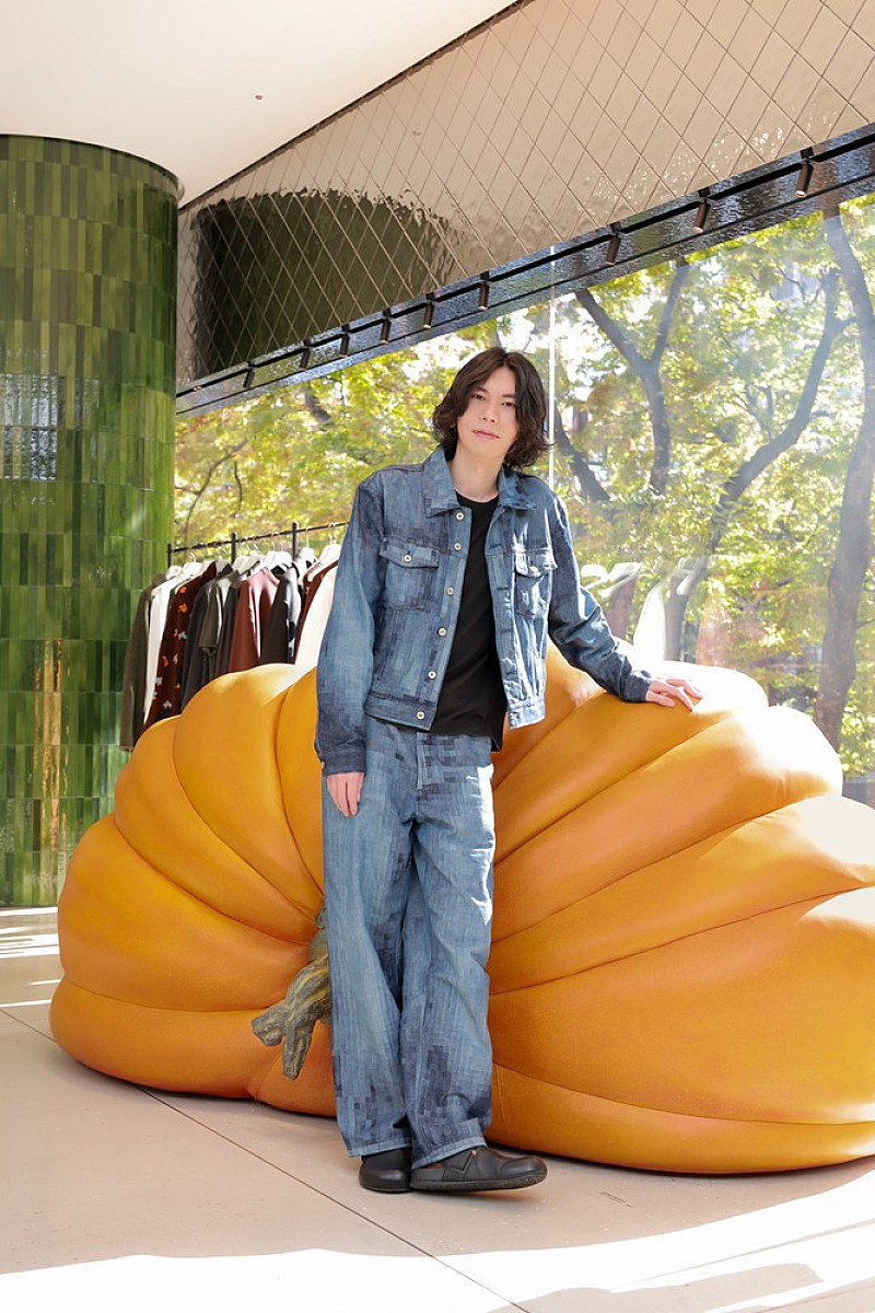 米津玄師、カサロエベ表参道に来訪 自身が出演したFW23メンズ