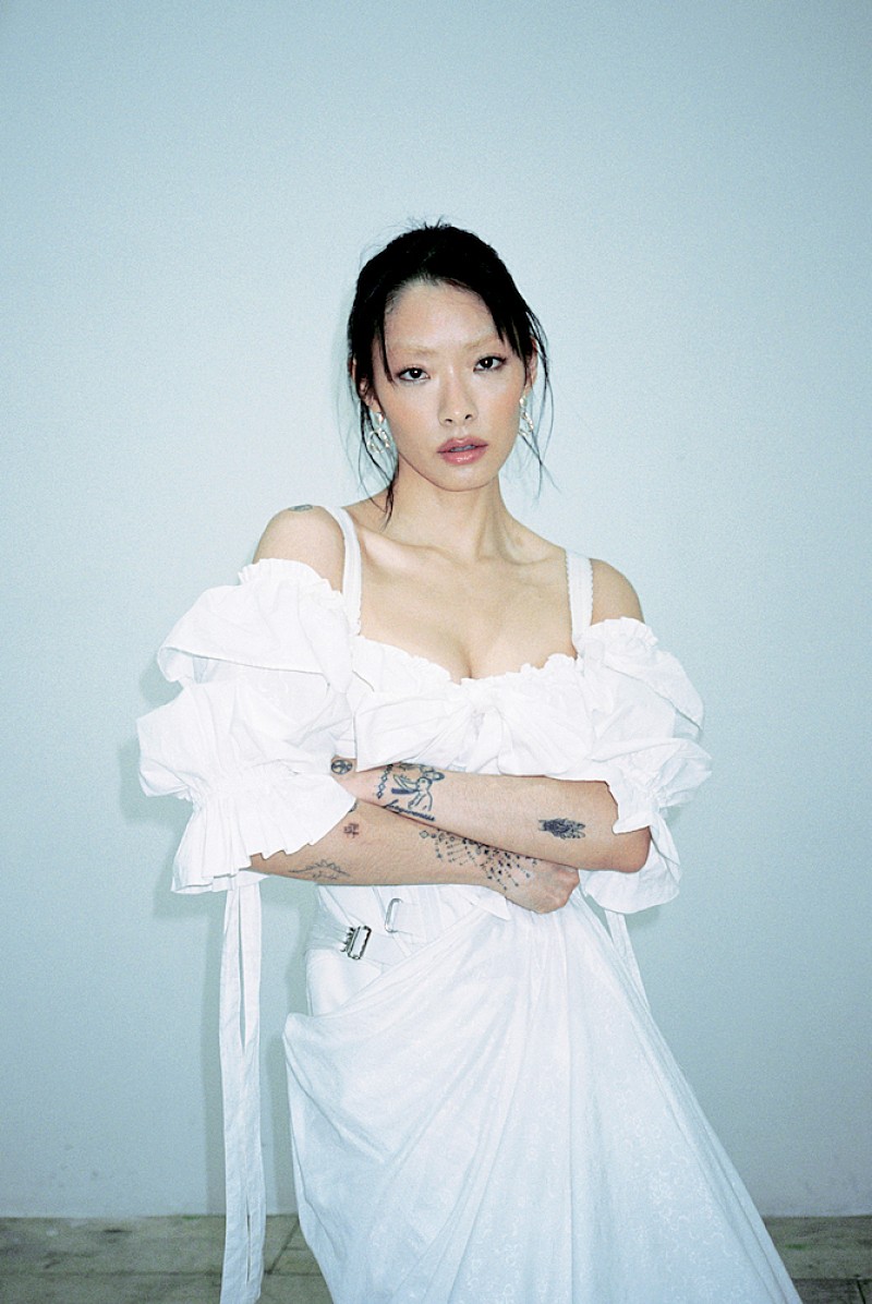 リナ・サワヤマ、 最新AL『ホールド・ザ・ガール』発売1周年を記念した