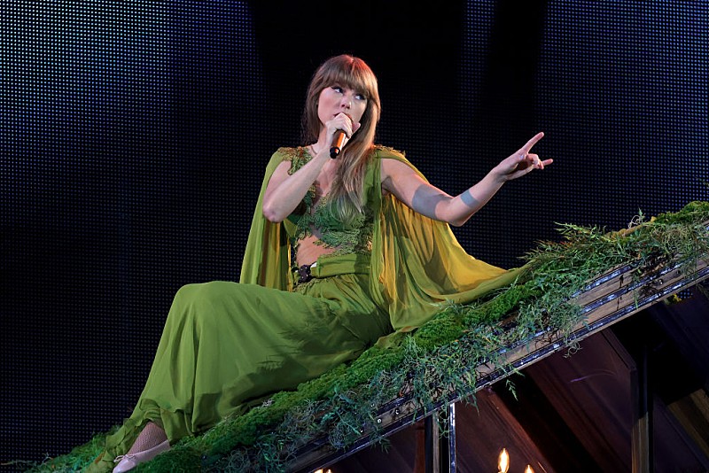 テイラー・スウィフト、【The Eras Tour】のツアー・ブックと『TTPD