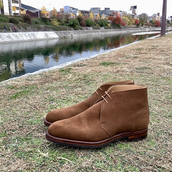 クロケット＆ジョーンズの定番チャッカブーツ、チャートシーを各店舗