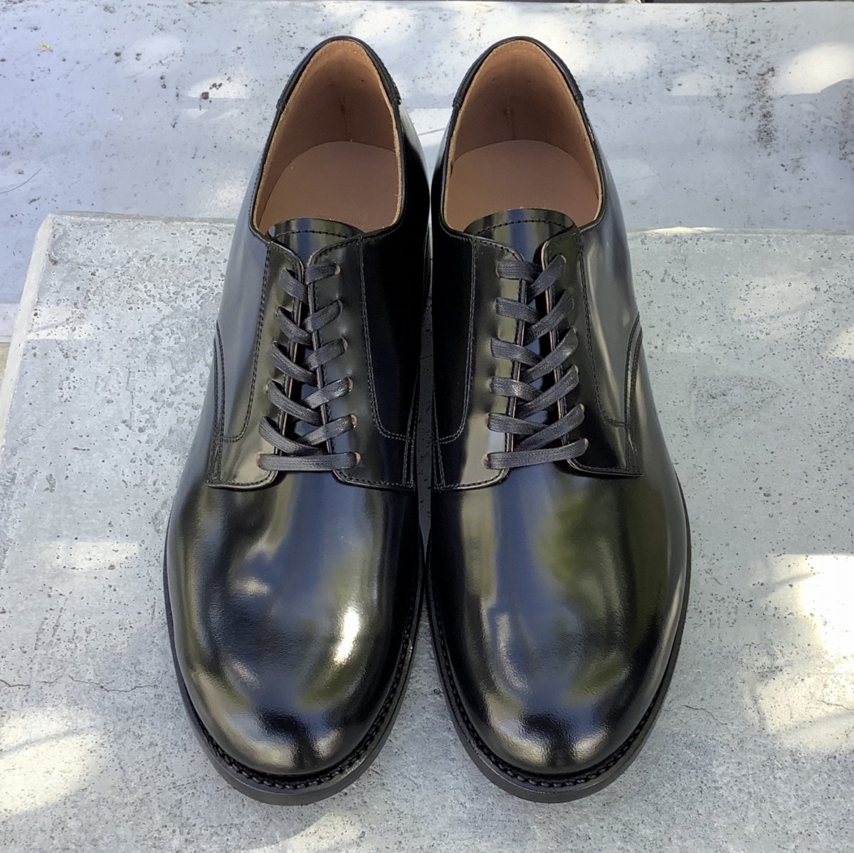 1941年製のネイビーラストを使用したユニバーサルな革靴 | Trading