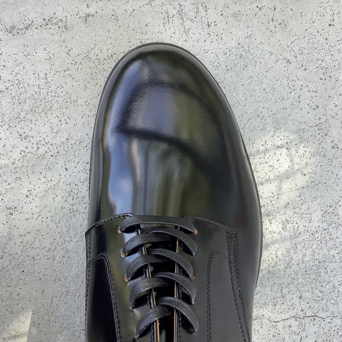 1941年製のネイビーラストを使用したユニバーサルな革靴 | Trading