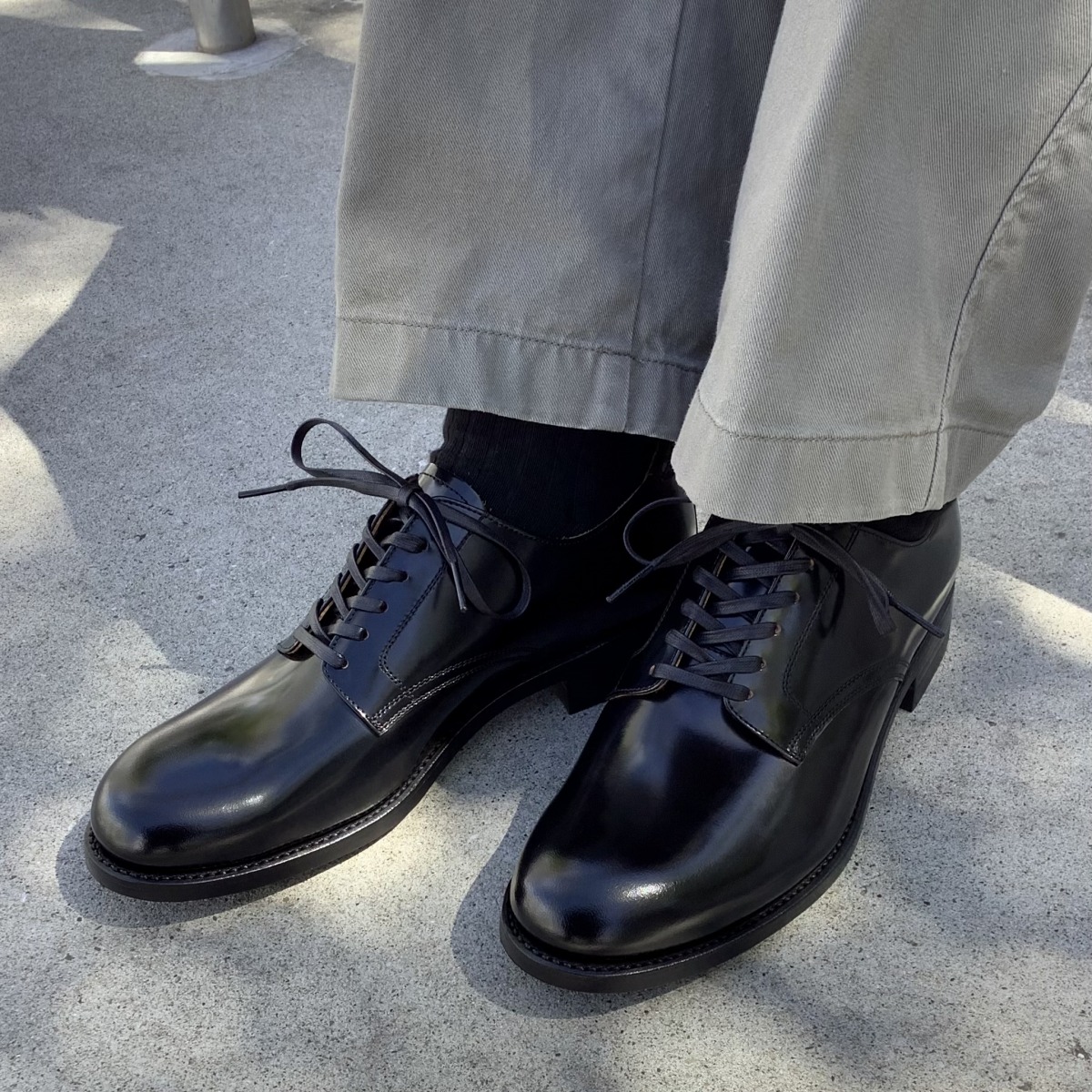 1941年製のネイビーラストを使用したユニバーサルな革靴 | Trading